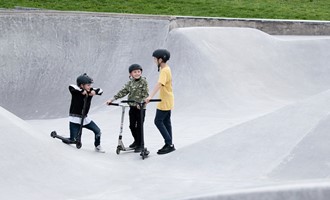 Barn som leker i Sportparken.