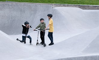 Barn som leker i Sportparken.