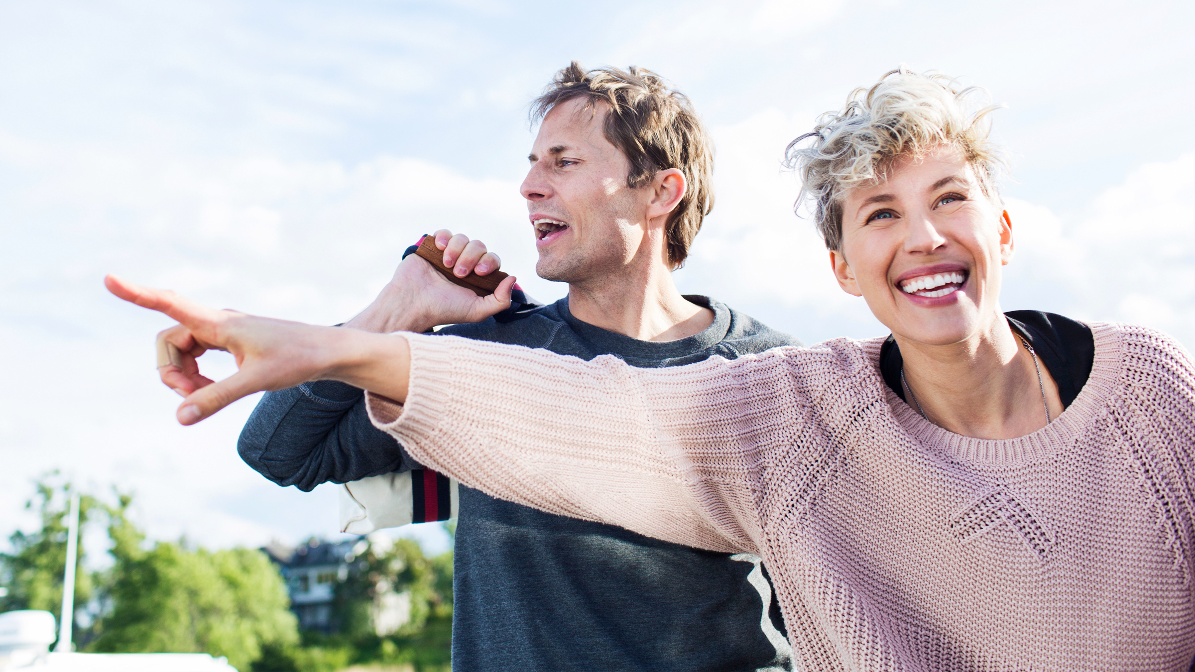 En man och en kvinna som ler och pekar.