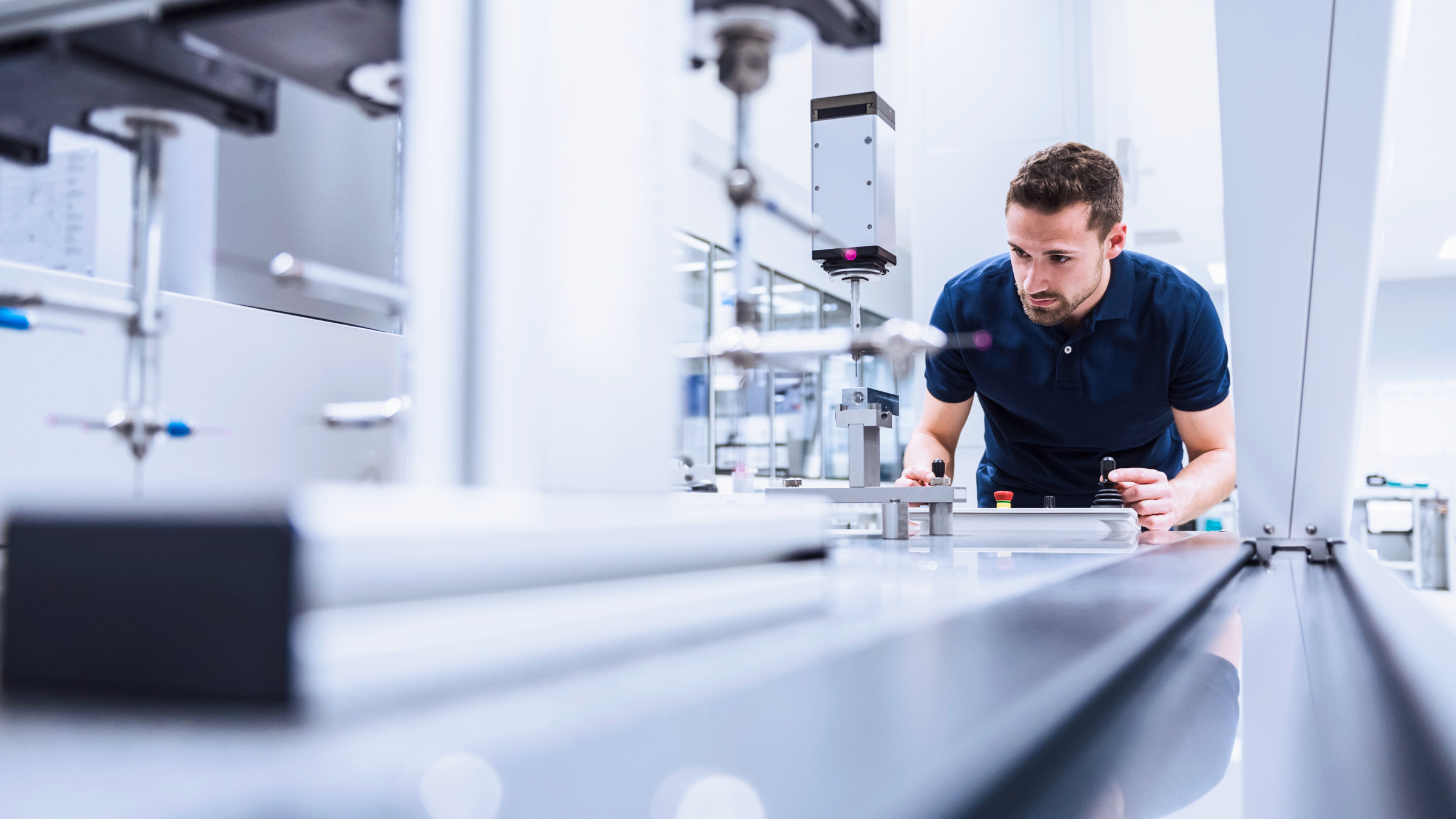 En man står vid en produktionsrobot.