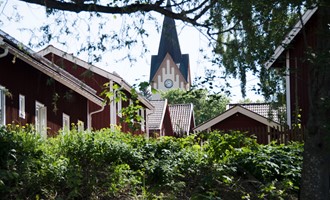 Avesta kyrka från Gamla Byn sett.