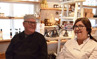 Lasse och Catarina på Muddus. De sitter i sin butik på gården i Fors. I bakgrunden syns olika produkter som är till försäljning.