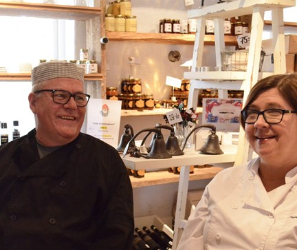 Lasse och Catarina på Muddus. De sitter i sin butik på gården i Fors. I bakgrunden syns olika produkter som är till försäljning.
