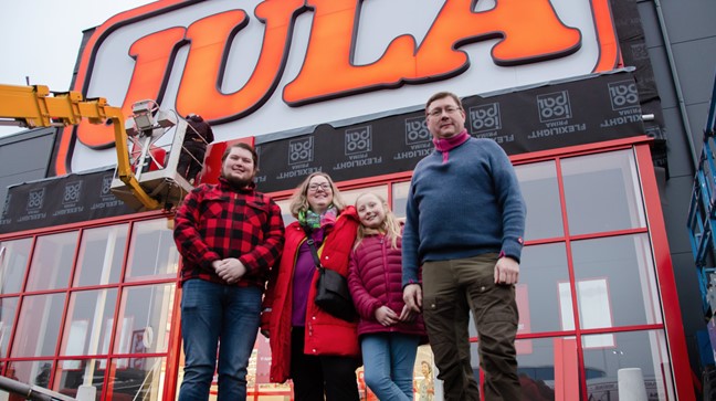 Familjen Rakkenes med mor, far , son och dotter står framför nya Julabutiken i Avesta där pappa Roy är varuhuschef.