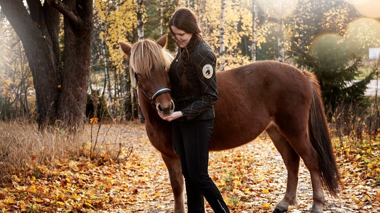 Emma med sin häst.  Foto Malins Fotostudio/Malin Mattsson 