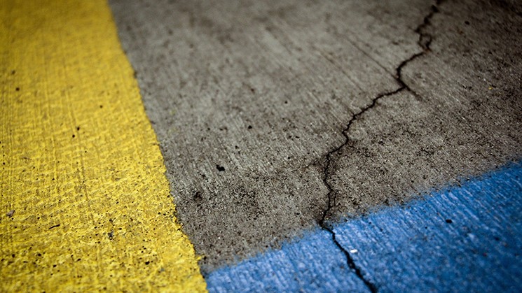 Gul och Blå-målad asfalt. 